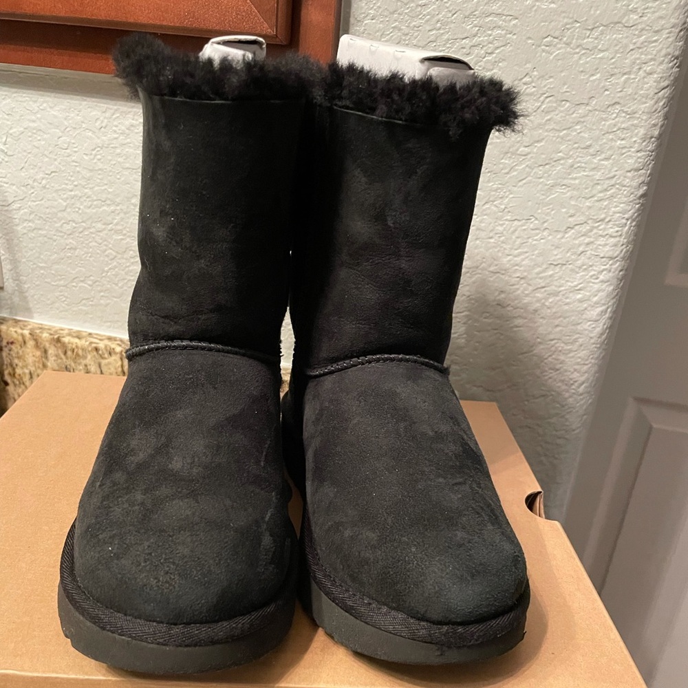 Black Bailey bow Uggs